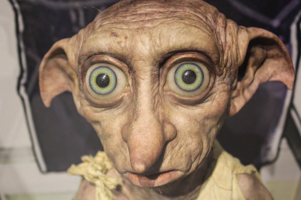 Una encantadora imagen de Dobby, el adorable elfo de la casa de la serie Harry Potter, con una expresión traviesa.