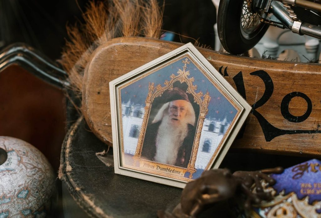 Una foto coleccionable de Albus Dumbledore, el sabio e influyente director de Hogwarts, encontrada en un paquete de Chocolate Frog.