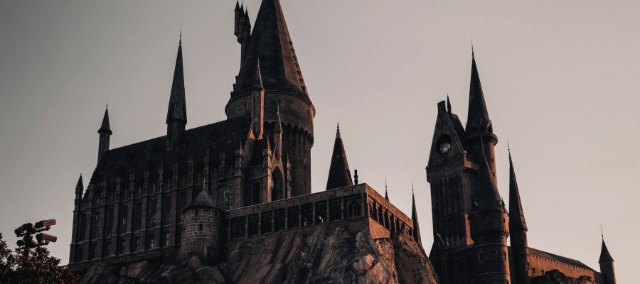 Una magnífica imagen del emblemático castillo de Hogwarts, con sus altísimas torres y su mágica presencia