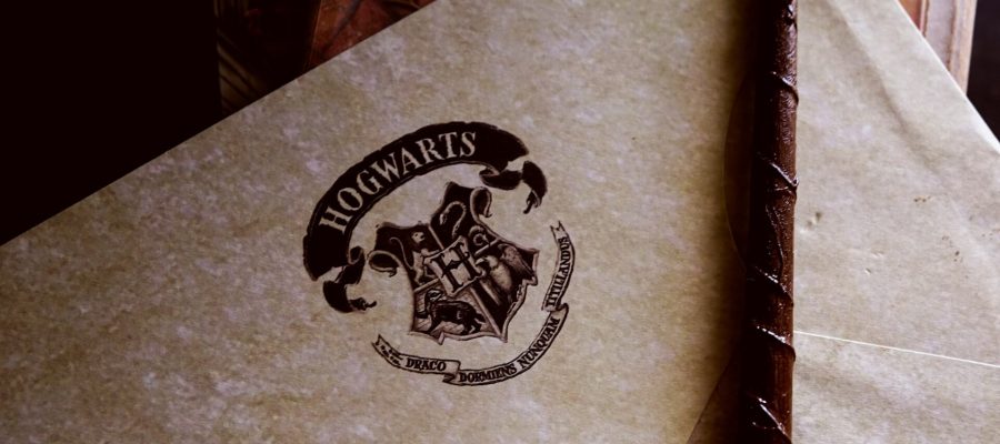 Una carta con un sello de la escuela de magia hogwarts